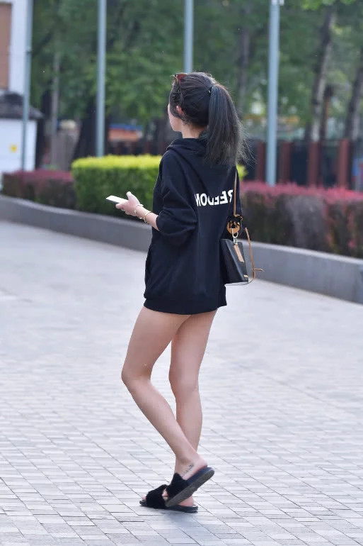 气质小姐姐大玩下身消失女神范儿十足，引得无数路人竞相围观