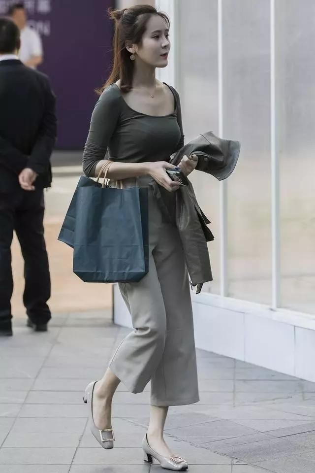 街拍:小美女时尚美丽精致肌肤，我被迷住了!