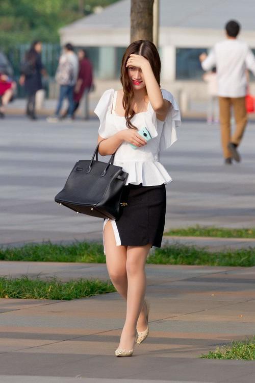 街拍： 广场遇见一位穿着艾格新款女裙的美女