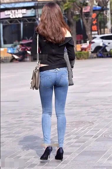 身穿紧身牛仔裤小姐姐，上身穿着黑色的黑色的露肩装，秀出来女人