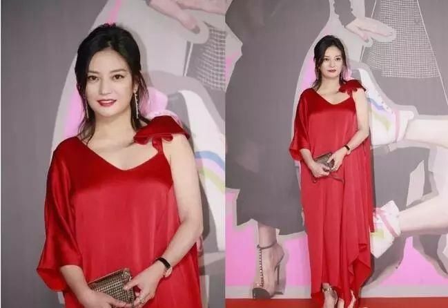 赵薇穿宽松短裤现身机场，网友直呼:美回瘦回当年的小燕子了