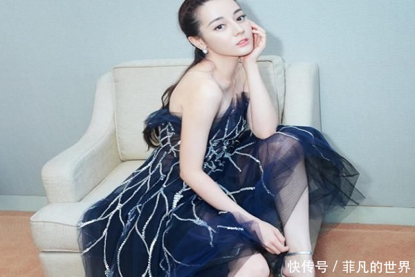 迪丽热巴搭配超短吊带裙,网友直呼可不敢遇到刮风天气!