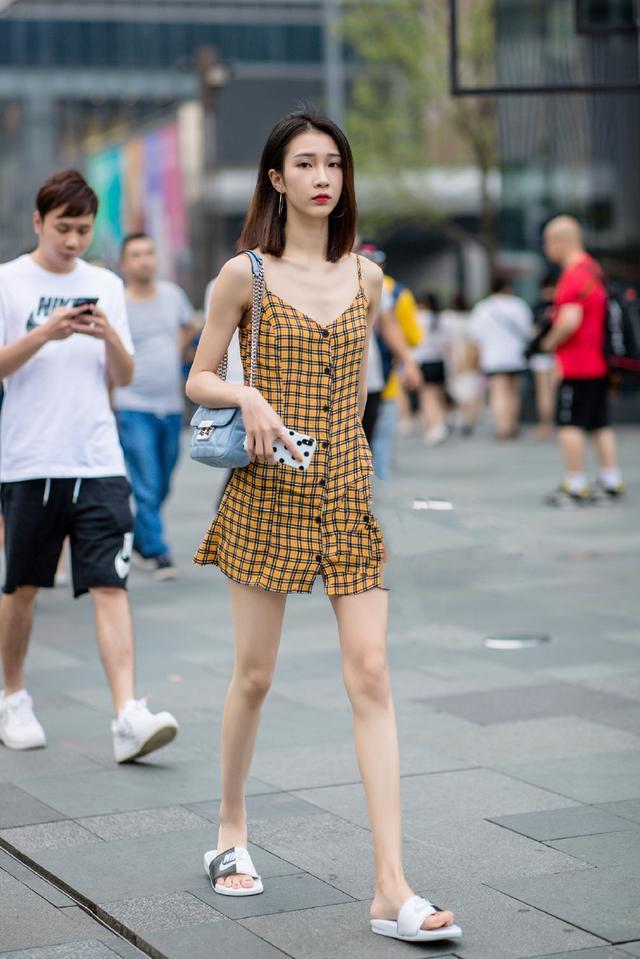 美女这身穿搭清新又休闲，完美迷人的玲珑好身材尽收眼底！