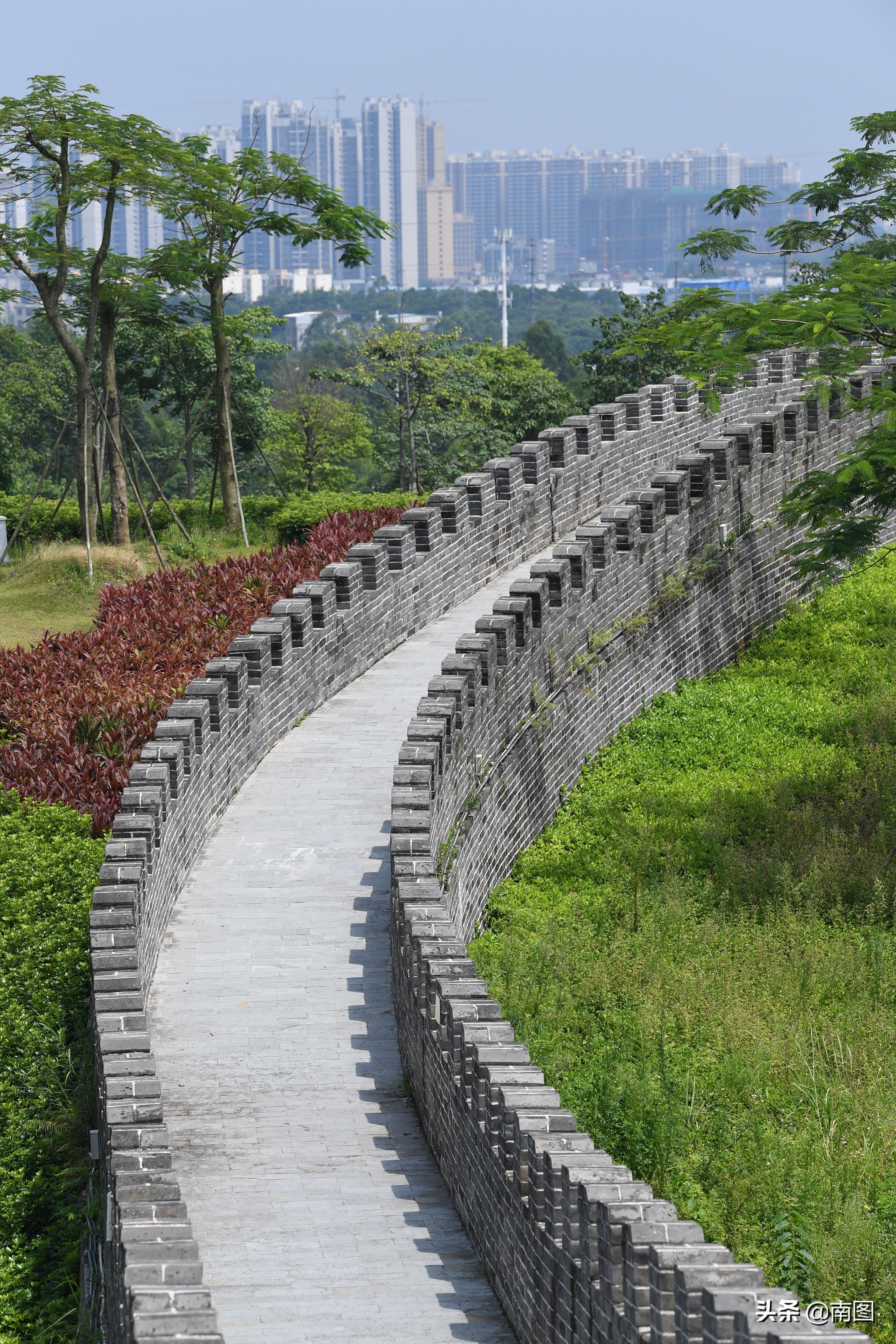 广西现140米山寨长城，钢筋混水泥体结构，青砖从山东定制