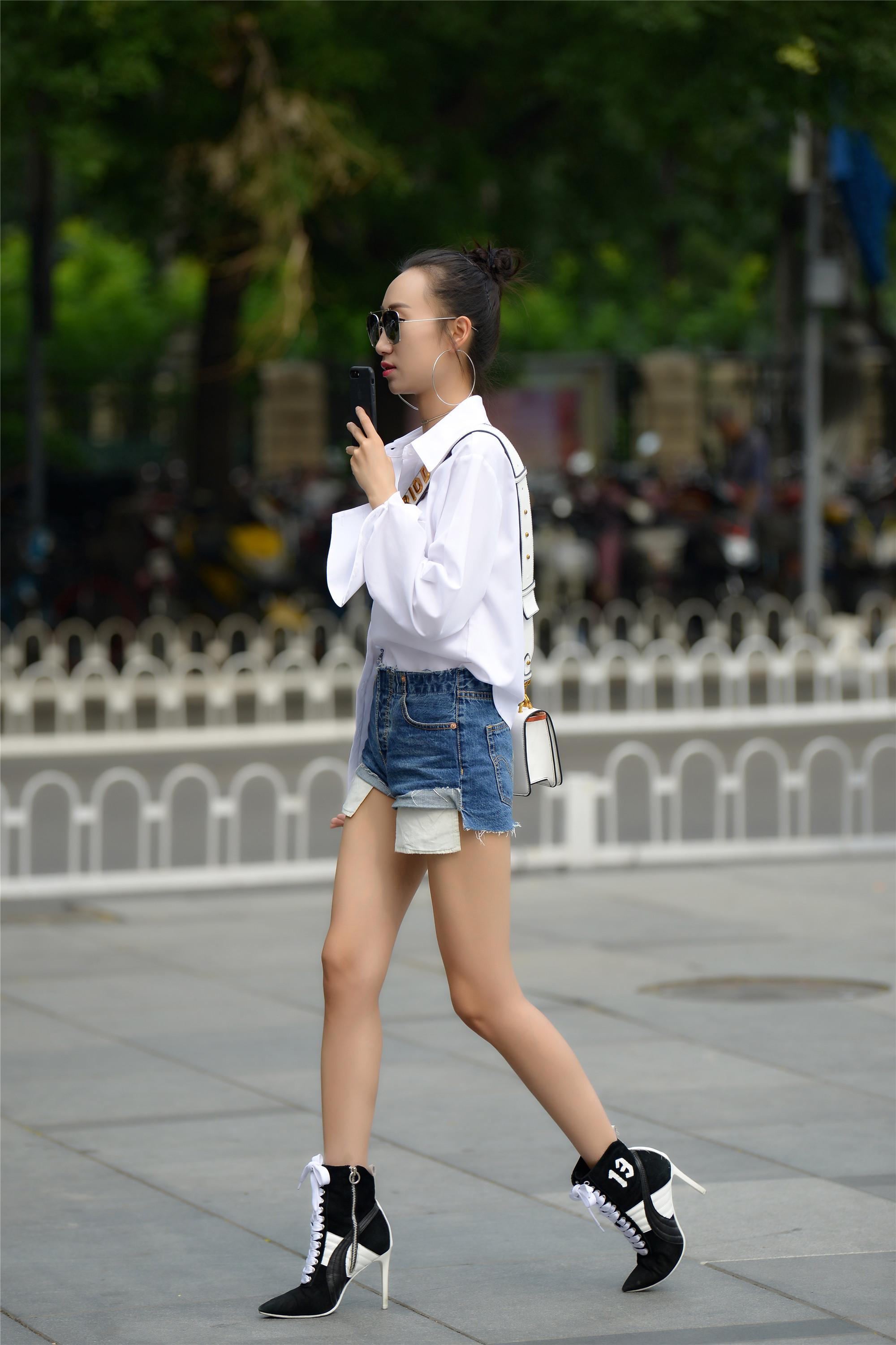 时尚街区的姑娘不穿牛仔短裤出行，这个夏天就会觉得不完整