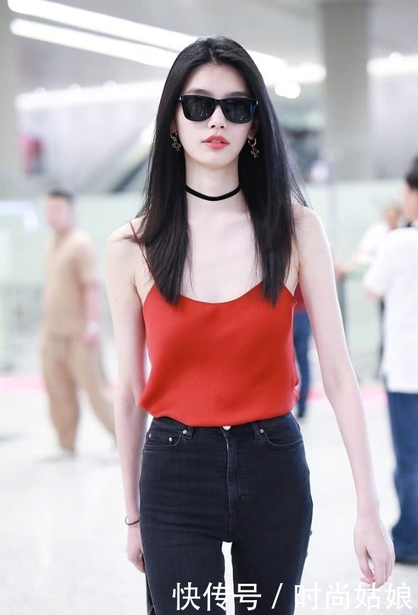 奚梦瑶穿吊带加牛仔裤现身，鞋亮了，网友：这大皮鞋可真捂脚