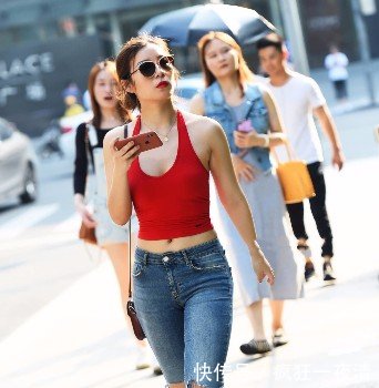 路人街拍，长相甜美的小姐姐穿紧身衣，身材前凸后翘，大长腿迷人