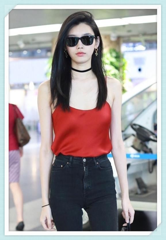 当奚梦瑶和张俪同穿吊带衫，网友：才知道明星和超模的差距有多大