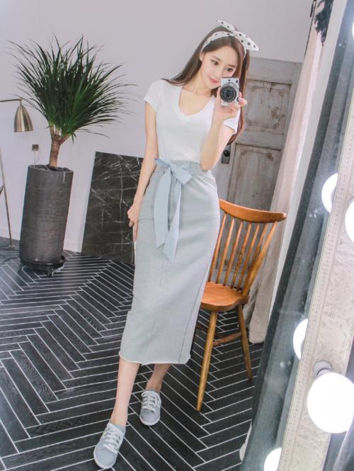 白皙阳光的紧身裙美女，展现与众不同的气质，吸引力十足！