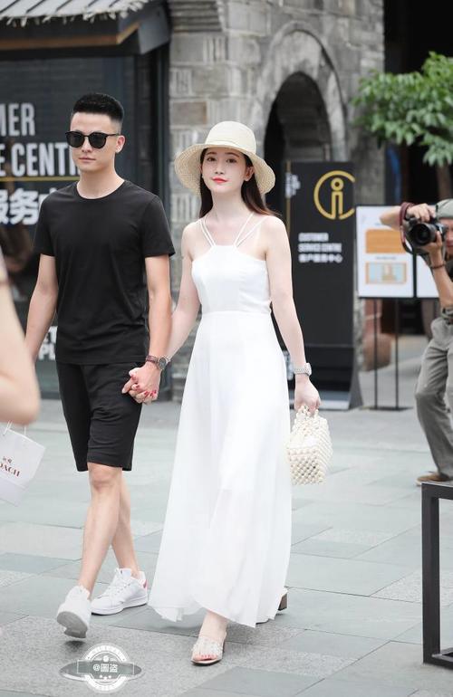 路人街拍，金童玉女，非常般配的一对，祝福他们吧！