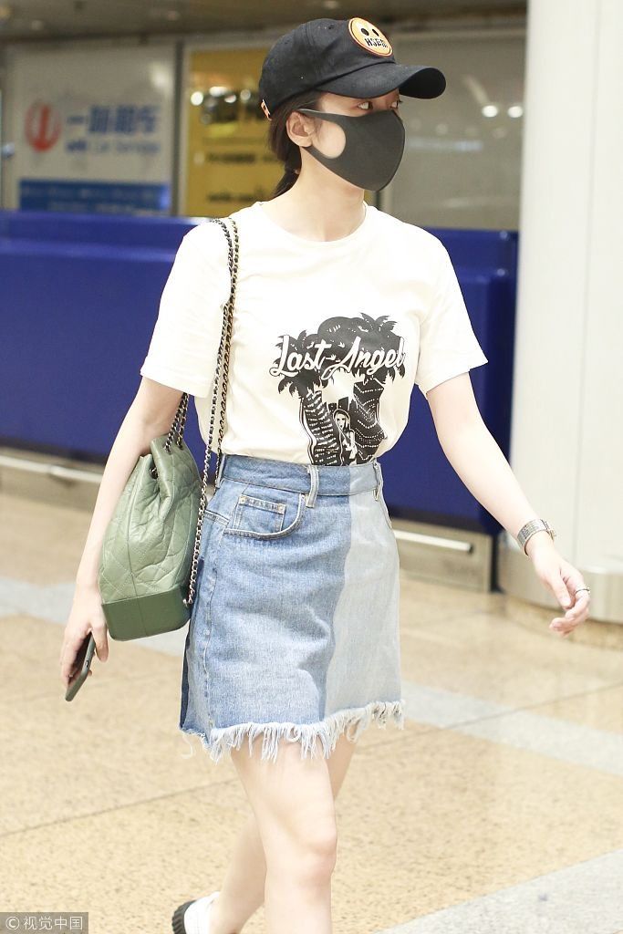 张雪迎白T配牛仔裙清纯秀美腿 口罩帽子难掩胶原蛋白少女脸