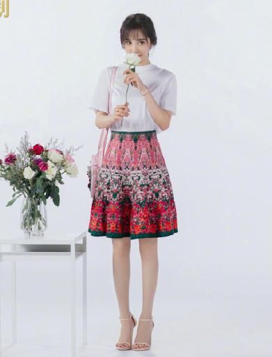 杨幂身穿碎花衬衣搭配皮短裤，大腿细的惊人，网友：这腿有1米8了