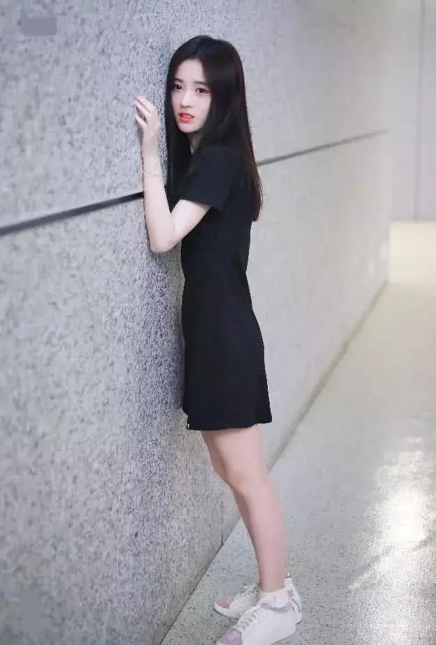 “袜子鞋”刚走,鞠婧祎就穿起了“袜套鞋”,少女感全靠它了!