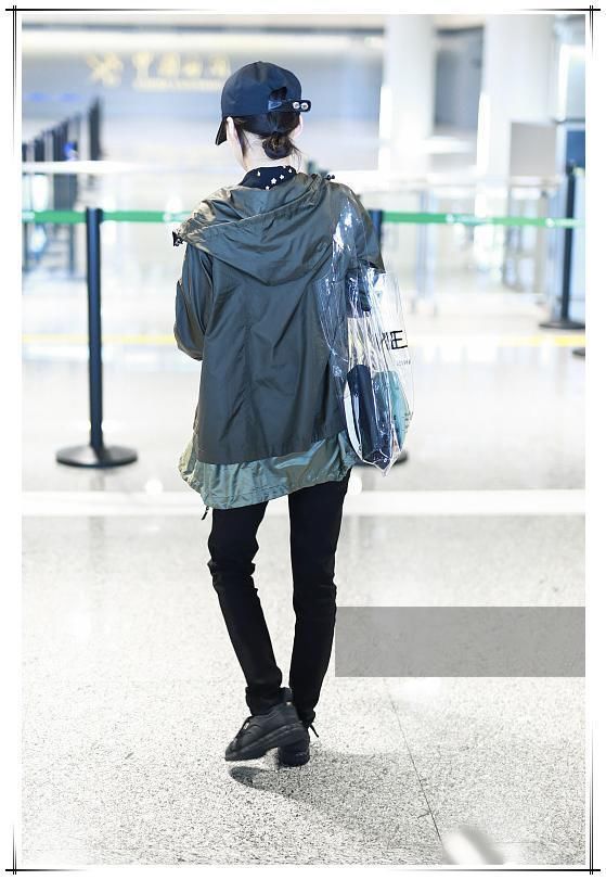 张韶涵真有86斤？最小号紧身裤都撑不起，网友：比鲁豫腿还细！