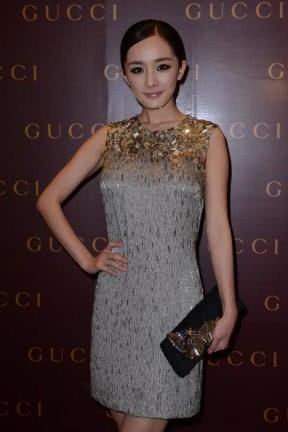 杨幂出席活动，一条露背连衣裙还硬塞安全裤，网友：看得两眼发光