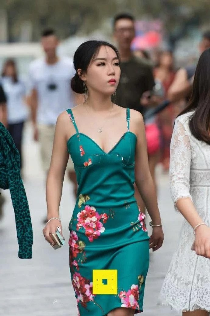 小姐姐穿中国风的吊带连衣裙，性感身材很吸睛，网友：这纹身霸气