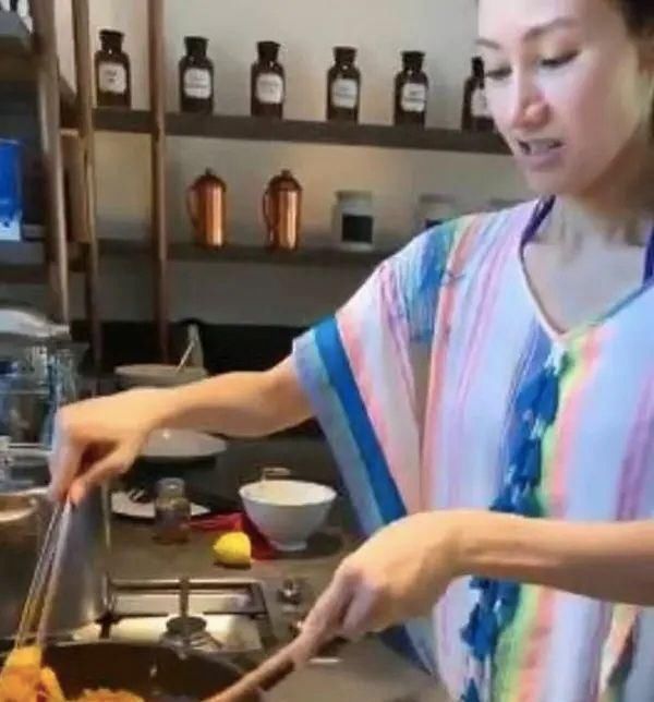 【女人味】李嘉欣49岁的年纪,素颜显憔悴还没气色,老了果然没女人味!