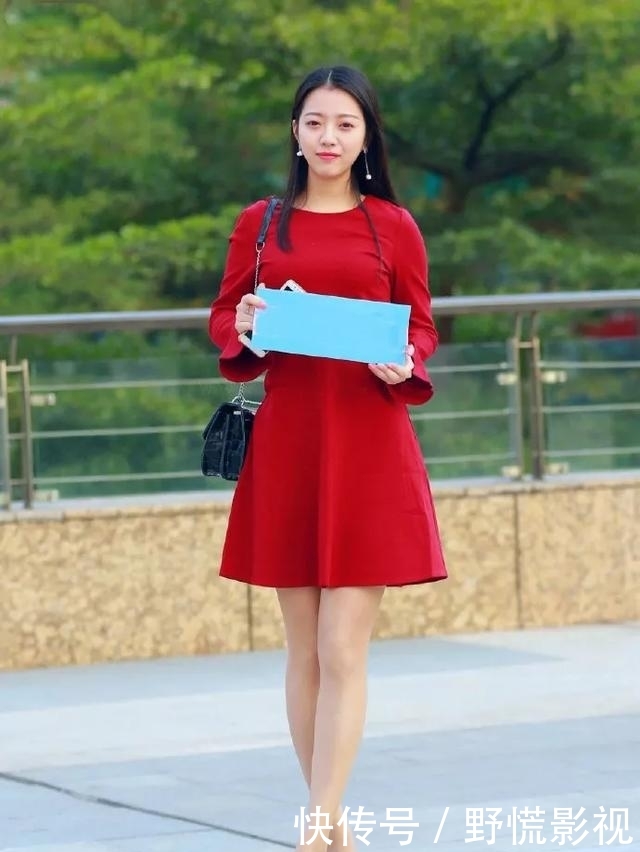  小姐姐■街拍：美女脚上搭配上一双气质的尖头高跟鞋，秀出优雅的长腿