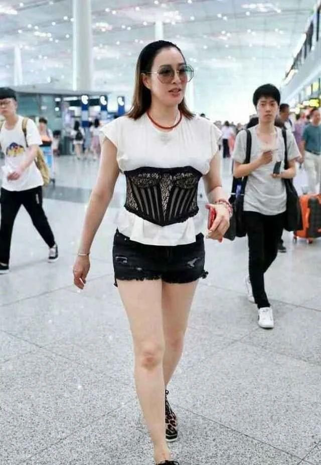 『时髦』钟丽缇又“作妖”，“束腰带”叠穿白色T恤走机场，意外时髦显瘦