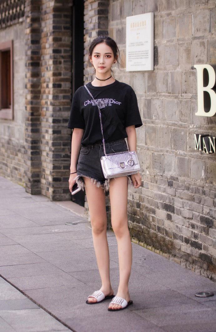 路人街拍：回眸一笑百媚生，7月孙允珠的背影简洁又清爽