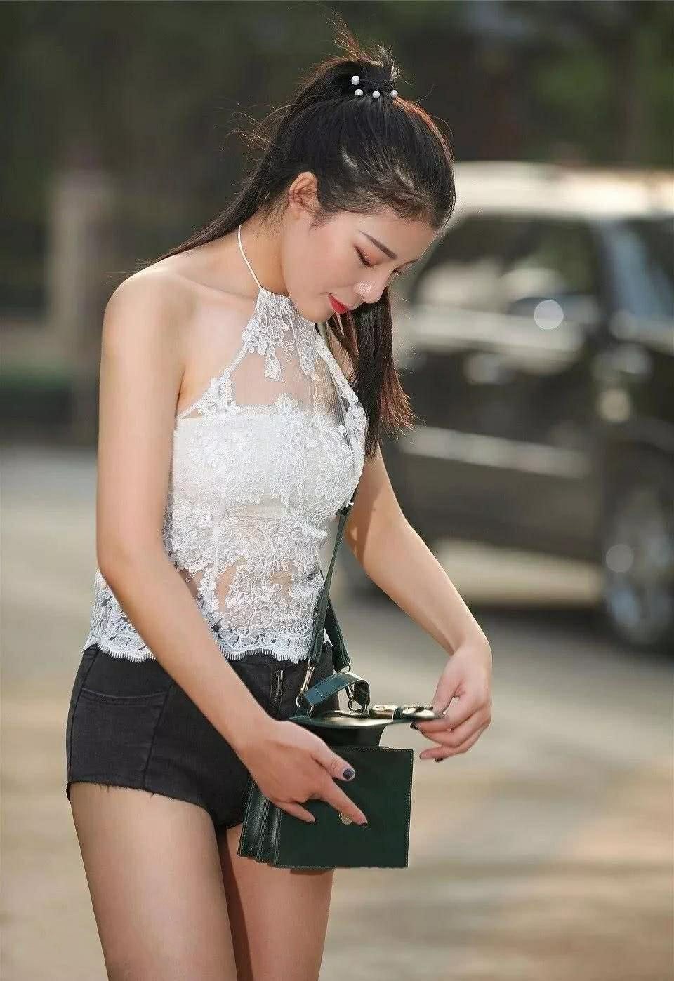 甜美小姐姐吊带蕾丝装迷人,短裤穿搭尽显翘臀