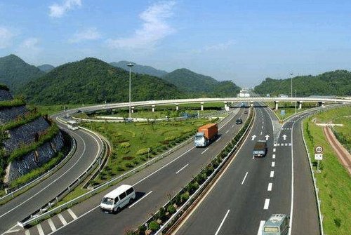 为什么德国高速几乎看不到车祸？就两个原因，值得深思