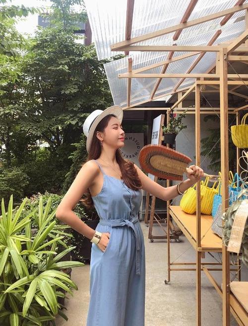 人像摄影：拍照时尽量展现模特的修长美腿，给人别样的性感与韵味