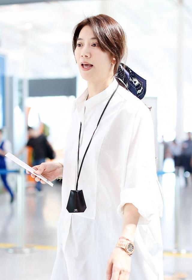 袁咏仪素颜现身，穿着路人气质出众，这是46岁女人最美的样子