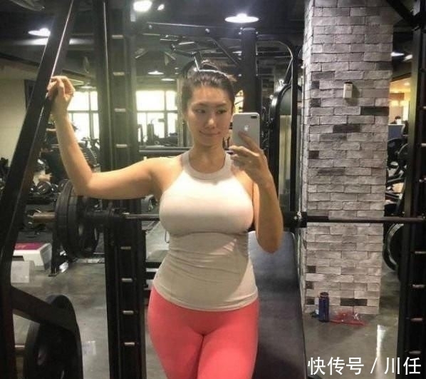 阳光|街拍: 小姐姐穿打底裤, 显气质又阳光帅气, 还带点小俏皮的性感
