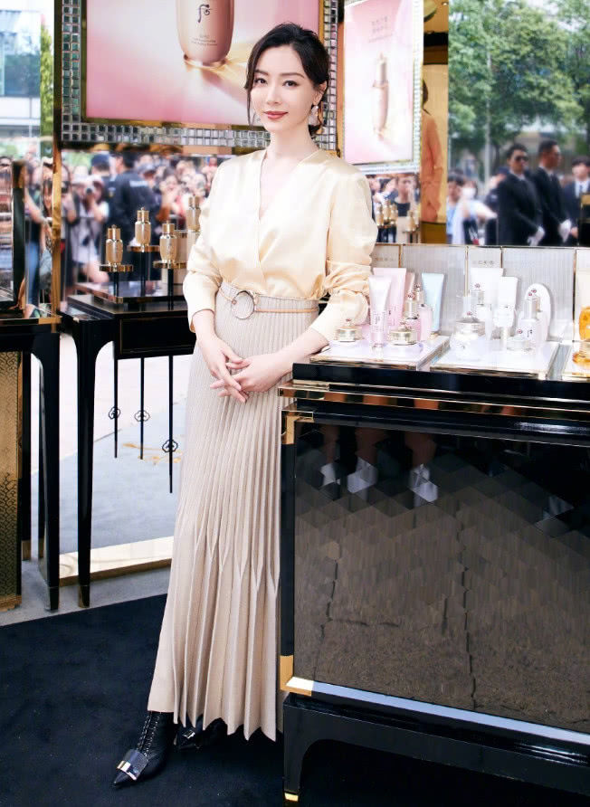 陈数穿牛仔裤减龄，怎么两边缝了“卫生纸”，网友:发型显老!