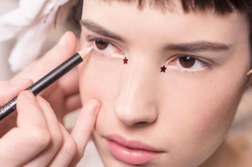 每年必火的眼妆小心机，明星都在画，撩人又闪亮，你画你就是焦点