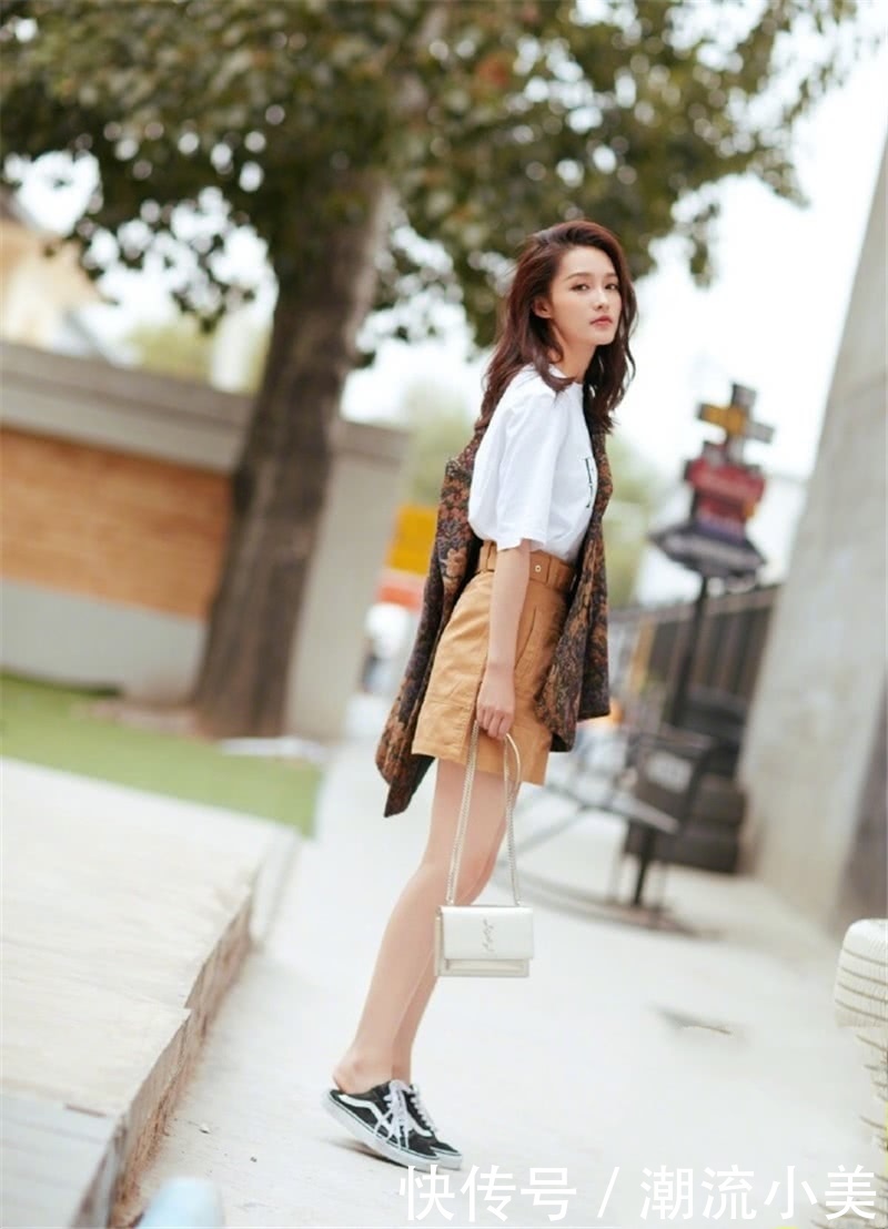 李沁还真是会穿!皮裤配粉色衬衫好干练,大长腿超吸晴!