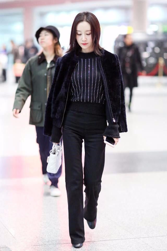 舒畅白色紧身裤都敢穿，真自信！只不过这款式是10年前的吧？