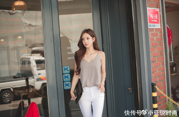 街拍:孙允珠清新脱俗,凸显妹子不俗青春活力!