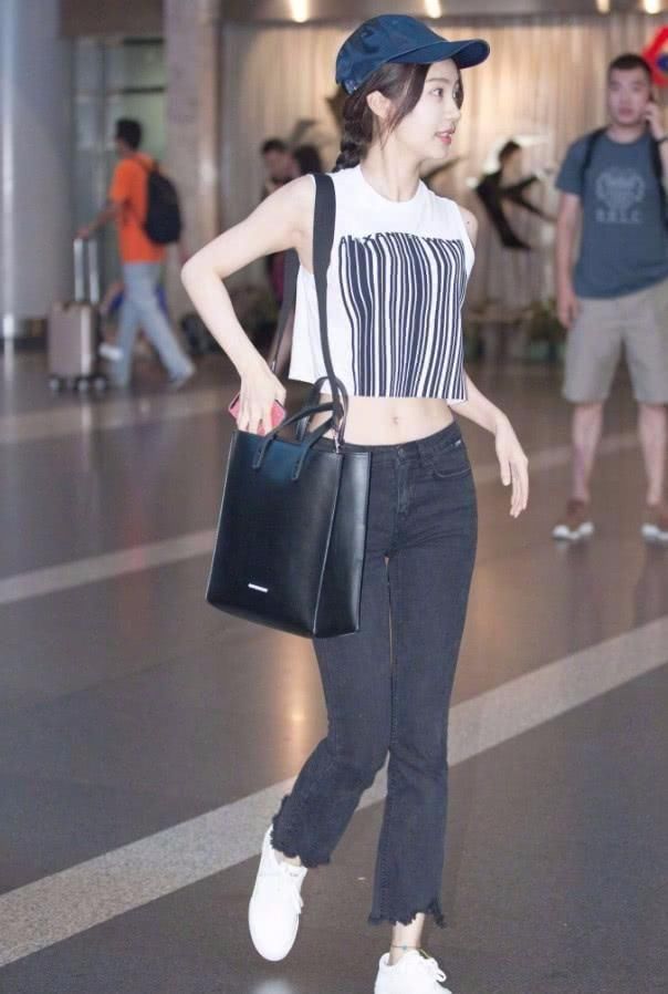 李菲儿这裙子够短了，还要剪个叉！网友：不露腰了，又拿腿来说事