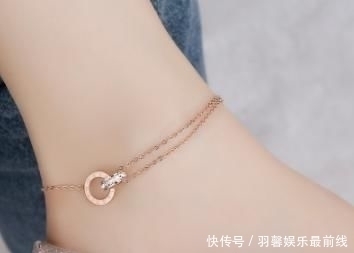 女人|女人纤纤玉足很娇小白嫩,“脚链”凸显灵动脚踝,三寸金莲惹人爱