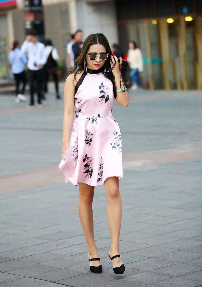 街拍: 花裙子的姑娘有一种别致的美, 看着时髦而自信