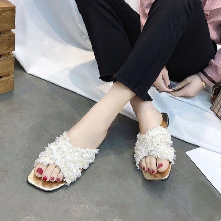 小白鞋早过时了，今年流行“女凉拖鞋”，一鞋两穿，显脚长有高挑