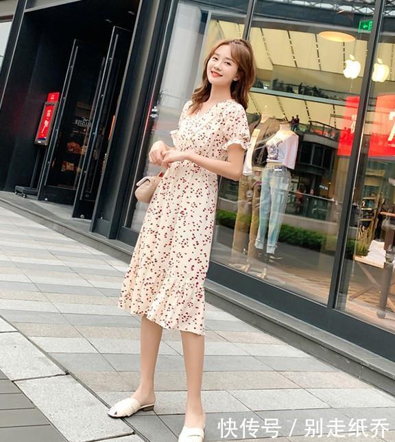  『碎花』「甜美型」雪纺连衣裙穿搭，精美碎花设计，有种不羁的时尚触感