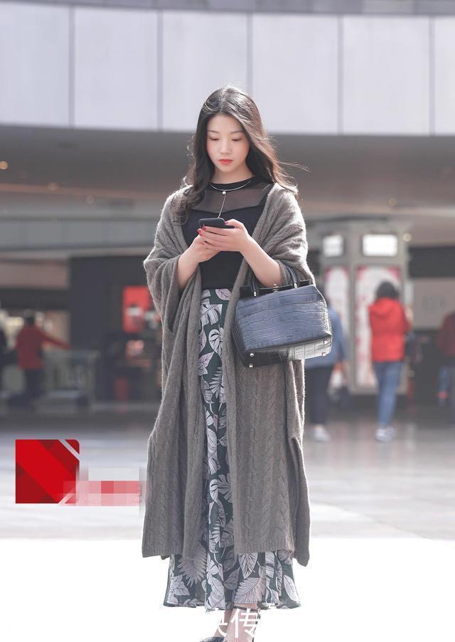  #显现#街拍：白色紧身长裙果然最能显现美女的好身材