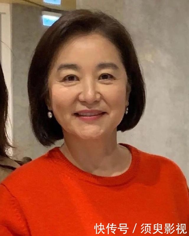『 优雅』红裙难掩身材发福，这才是65岁的真实模样，林青霞真的“老了”