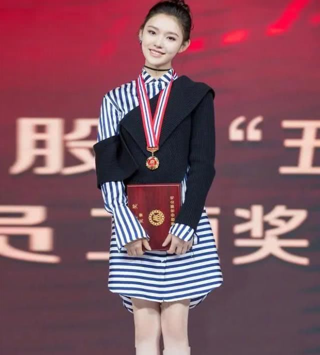  「实则」最近火了一种裙子：衬衫裙，看似普通，实则很高级，明星都在穿！