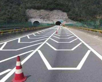 在高速上行车，碰到这4种标线一定要当心，交警：第四种12分扣完