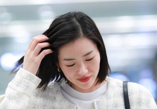  「穿搭」爱说笑“大表姐”刘雯，乳白色外套搭配老爸裤，漂亮又显年轻