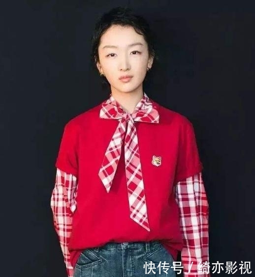  「以试一下」T恤叠穿或搭配不同款式的牛仔裤，都是春夏最nice穿搭CP！