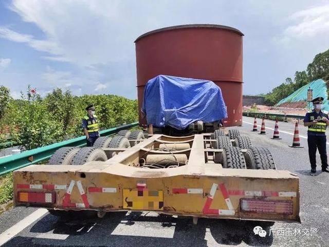  巨无霸|这两辆“巨无霸”被困路上，惊动高速交警、路政、施工单位