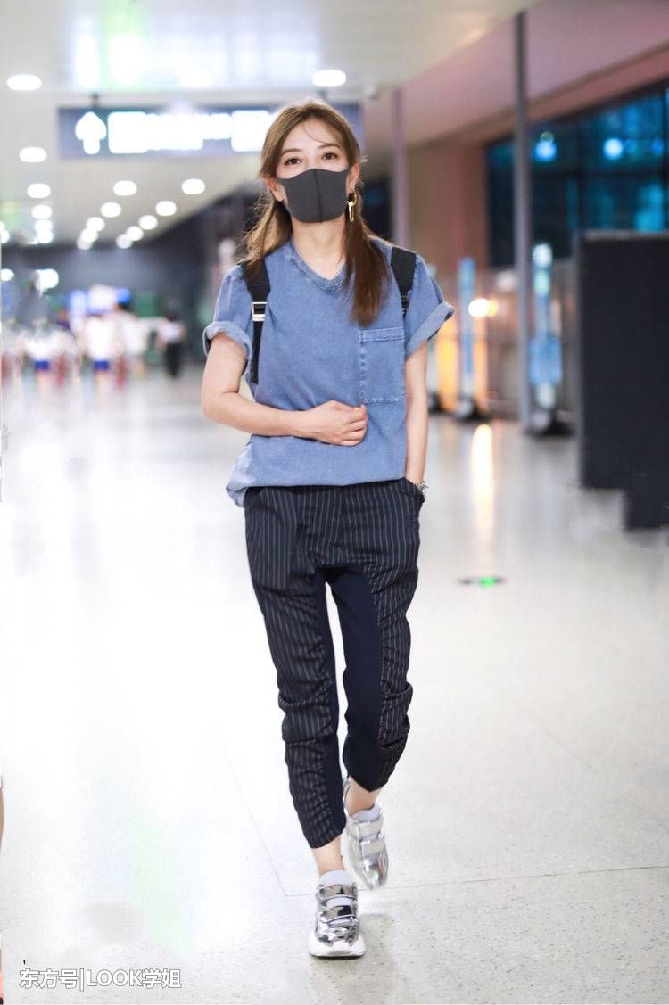 赵薇真厉害，这么小的裤子也能塞进去，网友:瘦下来美回18岁