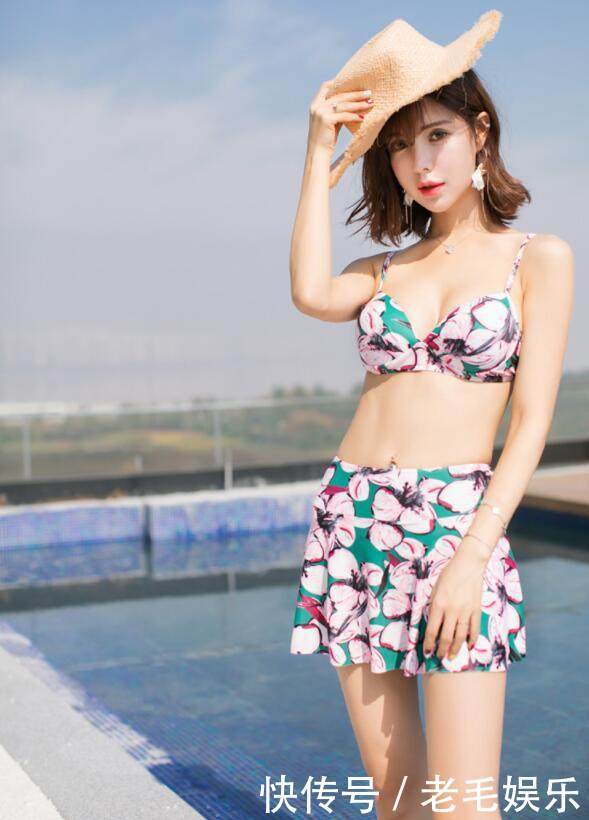 身段丰润的美女, 搭配此款分体泳衣, 展现得身姿更为傲人!