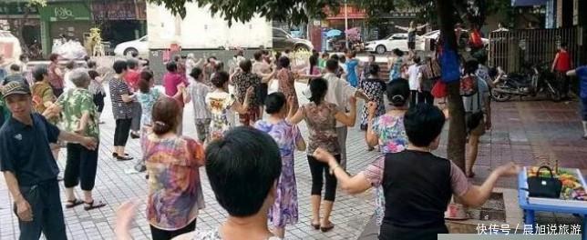  「老人」中国和日本退休老人的生活有什么不同？看一下两国街头