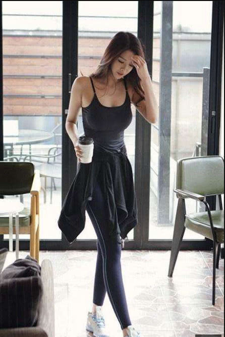 紧身裤尽显邻家女孩气质，简单的情有独钟更具典雅韵味